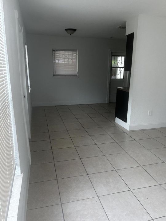 For Rent: $2,000 (3 beds, 1 baths, 816 Square Feet)
