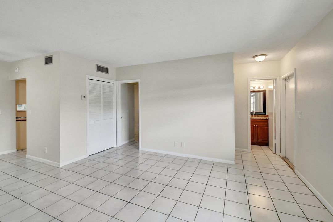 For Sale: $185,000 (1 beds, 1 baths, 774 Square Feet)