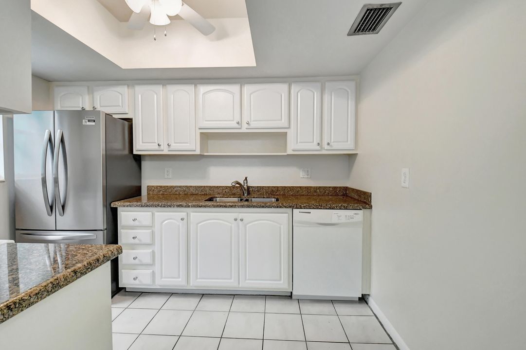 For Sale: $185,000 (1 beds, 1 baths, 774 Square Feet)