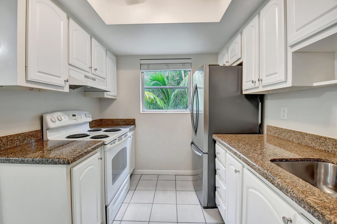 For Sale: $185,000 (1 beds, 1 baths, 774 Square Feet)