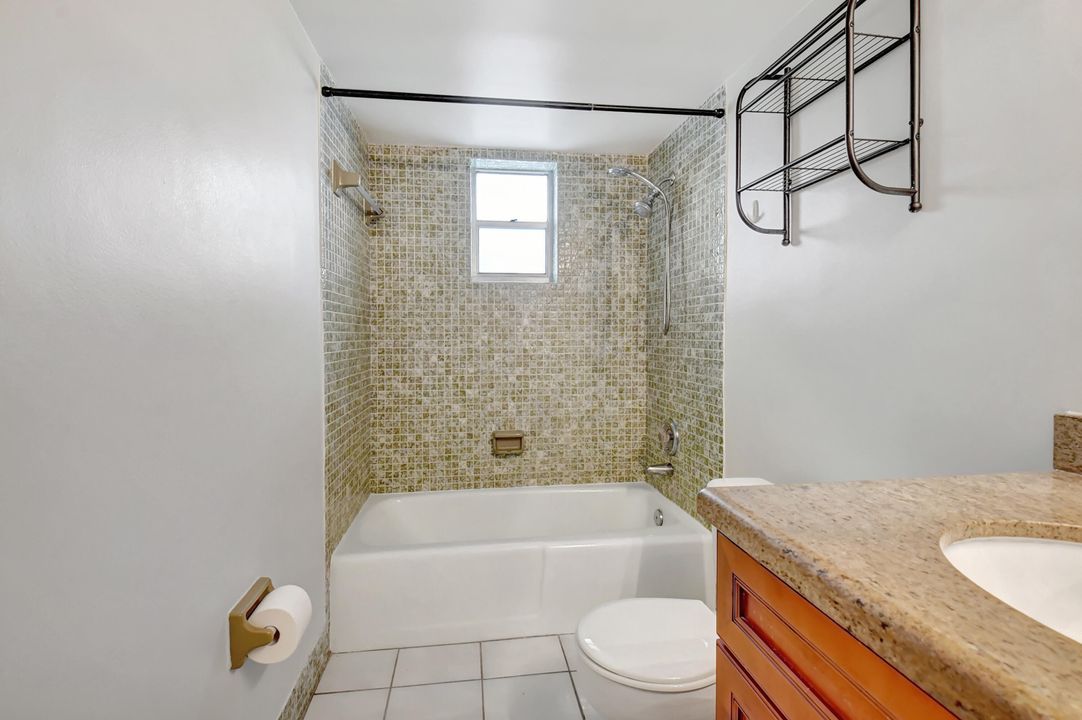 For Sale: $185,000 (1 beds, 1 baths, 774 Square Feet)