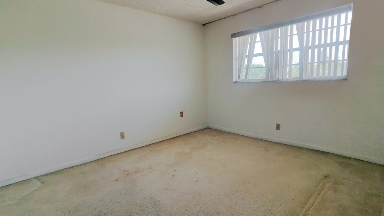 For Sale: $134,900 (2 beds, 2 baths, 982 Square Feet)