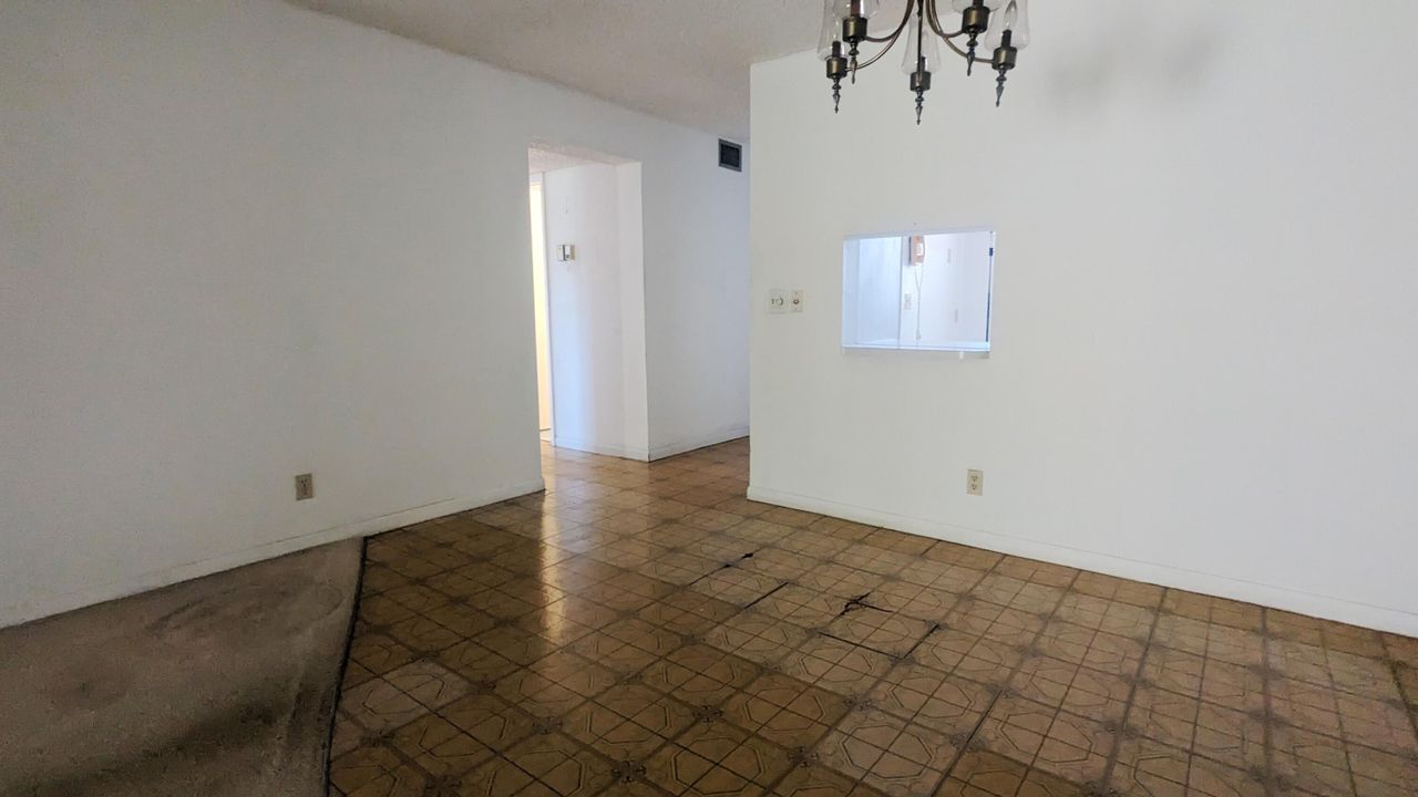 For Sale: $134,900 (2 beds, 2 baths, 982 Square Feet)