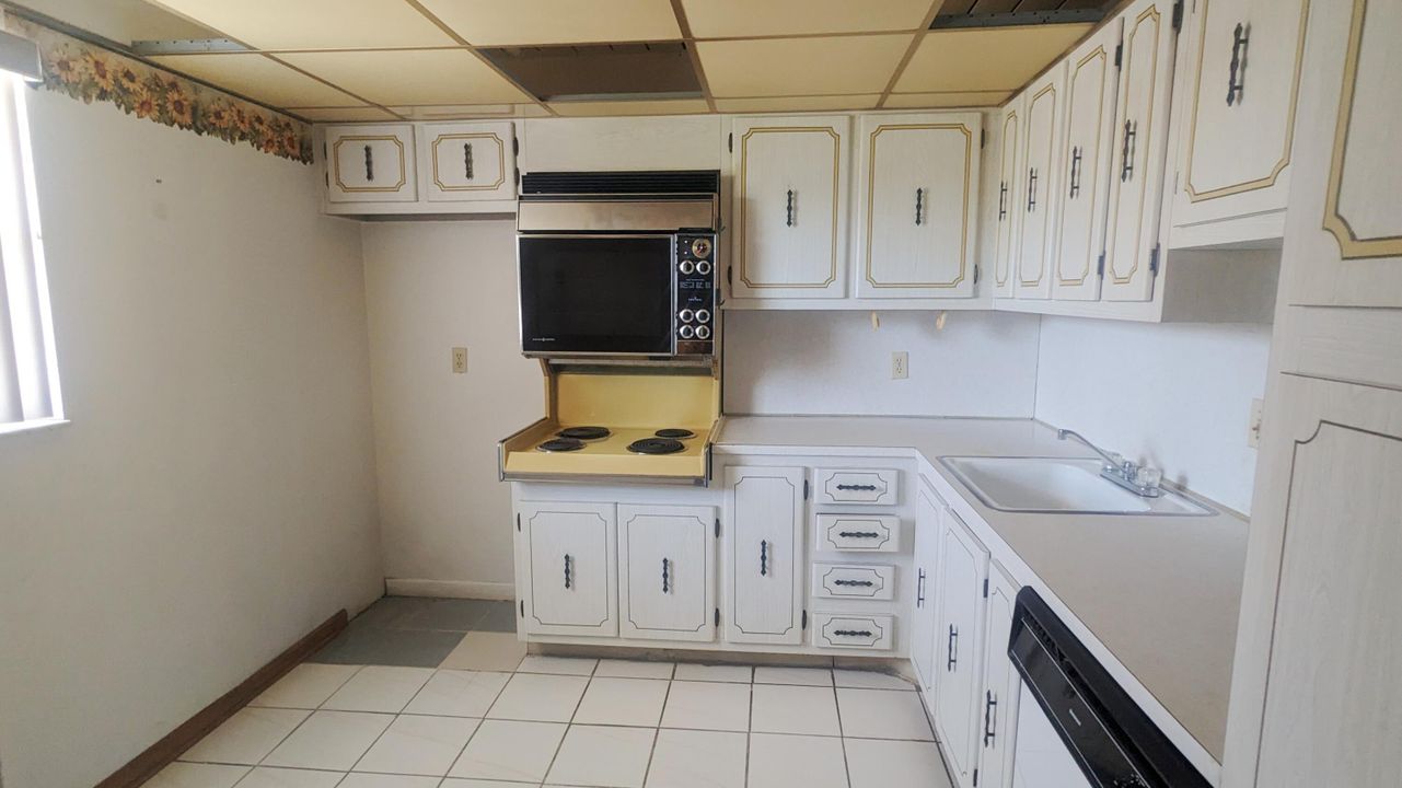 For Sale: $134,900 (2 beds, 2 baths, 982 Square Feet)