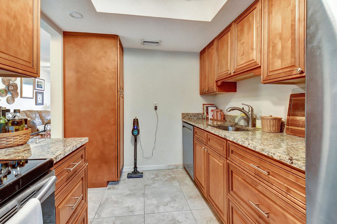 For Sale: $200,000 (1 beds, 1 baths, 774 Square Feet)