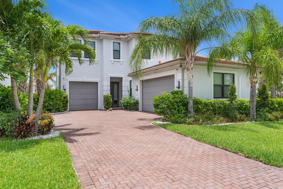 For Sale: $849,900 (4 beds, 2 baths, 2405 Square Feet)