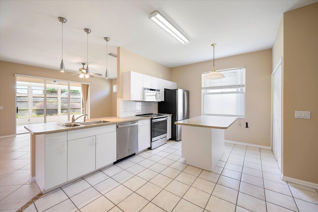 For Sale: $319,000 (2 beds, 2 baths, 1540 Square Feet)