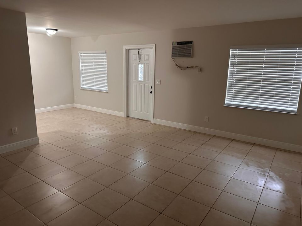 For Rent: $2,150 (2 beds, 1 baths, 850 Square Feet)