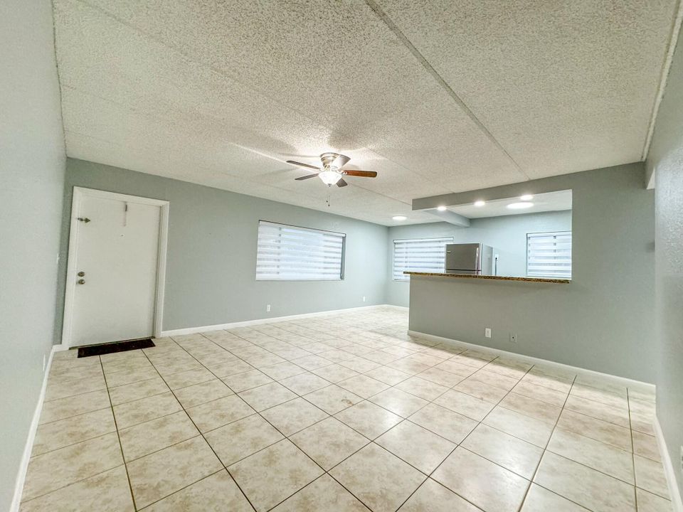 For Rent: $1,900 (2 beds, 2 baths, 920 Square Feet)