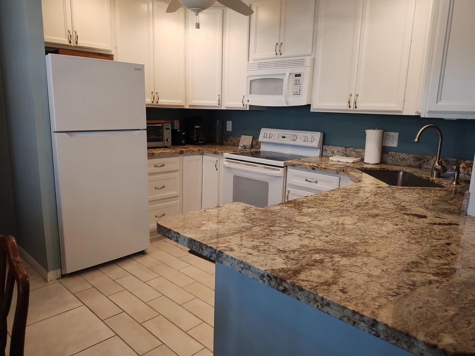 For Sale: $360,000 (2 beds, 1 baths, 1011 Square Feet)