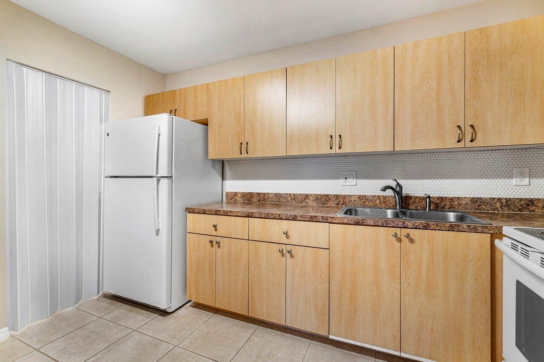 Active With Contract: $129,900 (1 beds, 1 baths, 704 Square Feet)