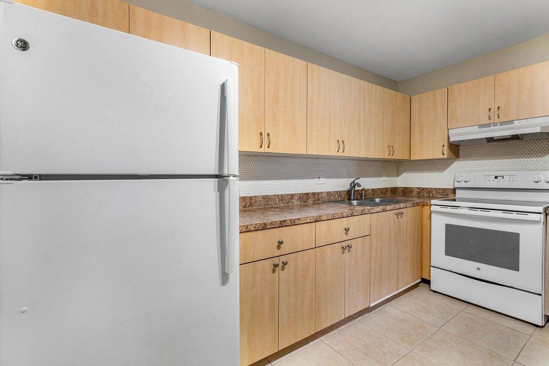 Active With Contract: $129,900 (1 beds, 1 baths, 704 Square Feet)