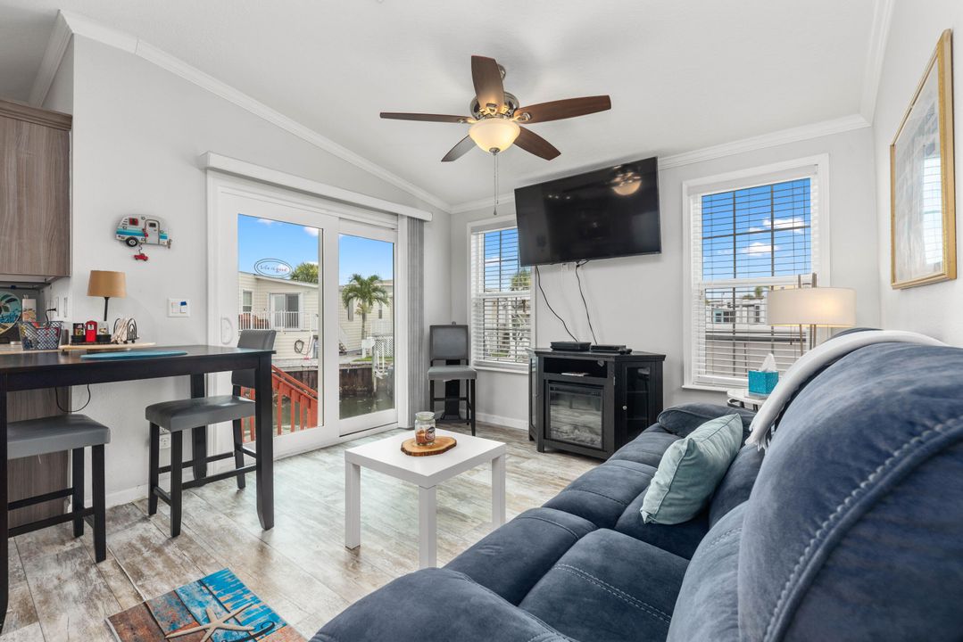 For Sale: $425,000 (2 beds, 2 baths, 660 Square Feet)