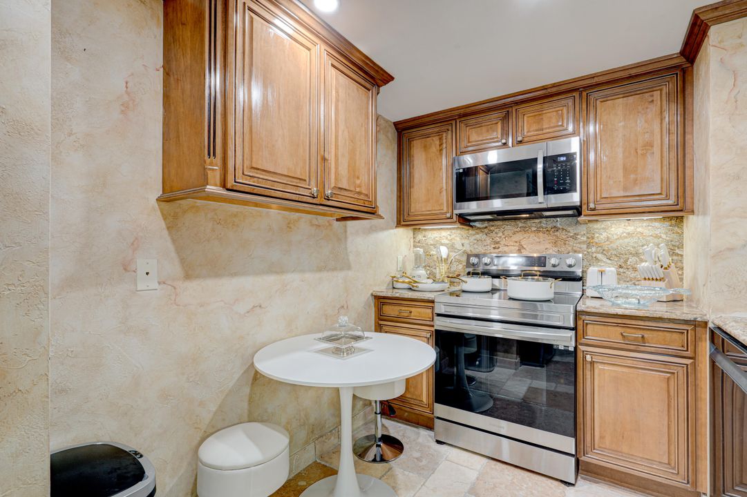 For Sale: $485,000 (2 beds, 2 baths, 1170 Square Feet)