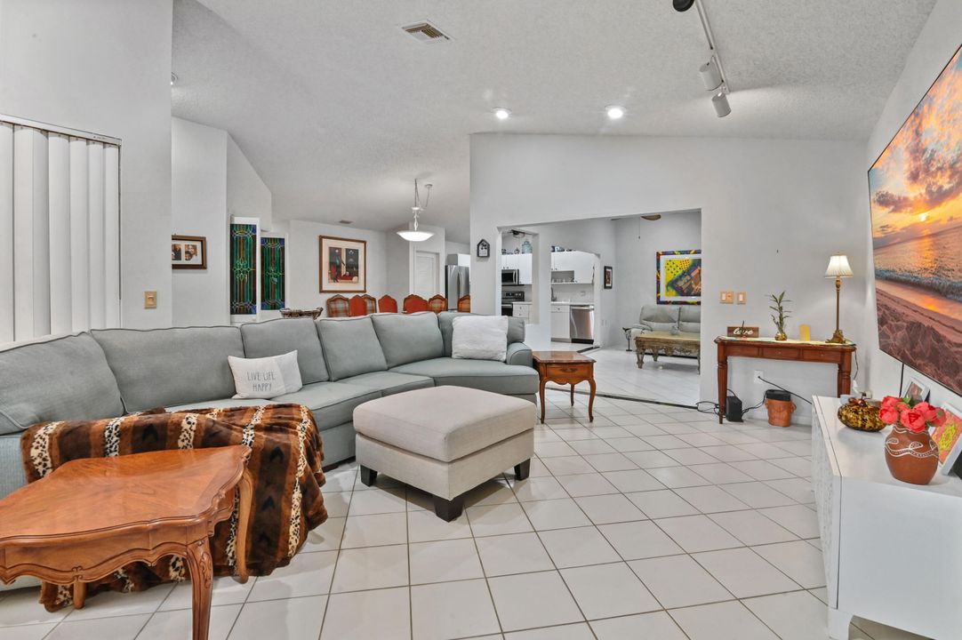 For Sale: $370,000 (2 beds, 2 baths, 1631 Square Feet)