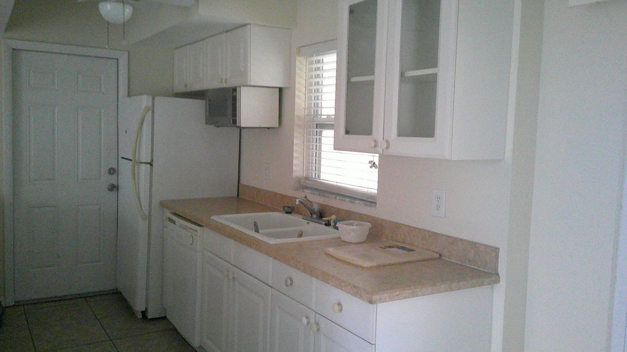 For Rent: $2,000 (2 beds, 2 baths, 894 Square Feet)