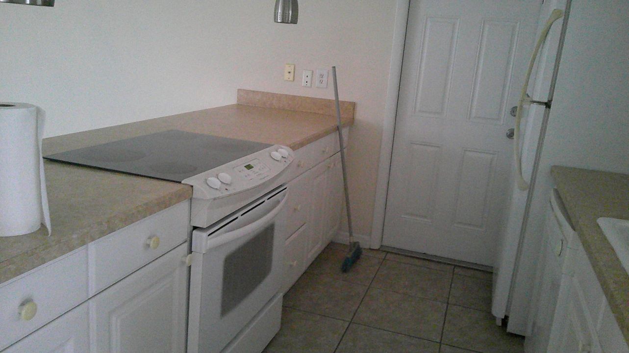 For Rent: $2,000 (2 beds, 2 baths, 894 Square Feet)