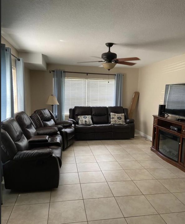 For Rent: $2,800 (2 beds, 2 baths, 1398 Square Feet)