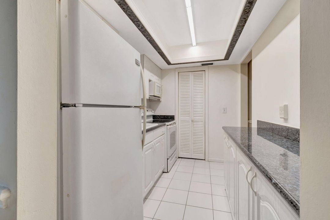 For Sale: $245,000 (1 beds, 1 baths, 684 Square Feet)