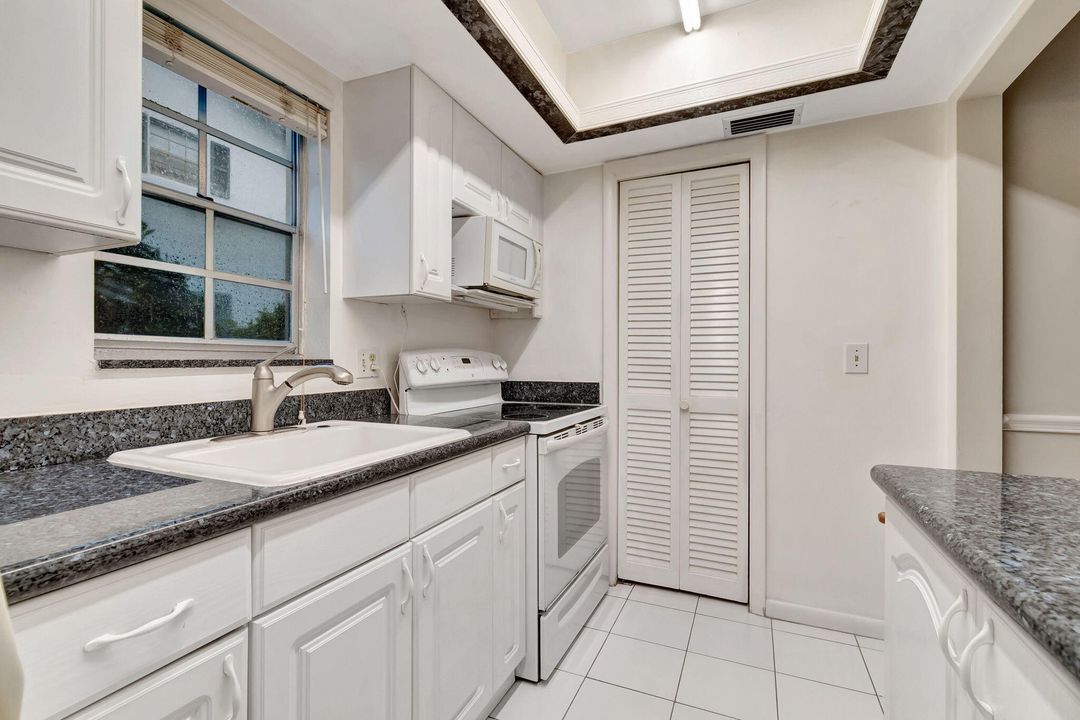 For Sale: $245,000 (1 beds, 1 baths, 684 Square Feet)
