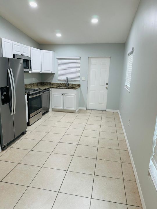 For Rent: $2,350 (2 beds, 1 baths, 1429 Square Feet)