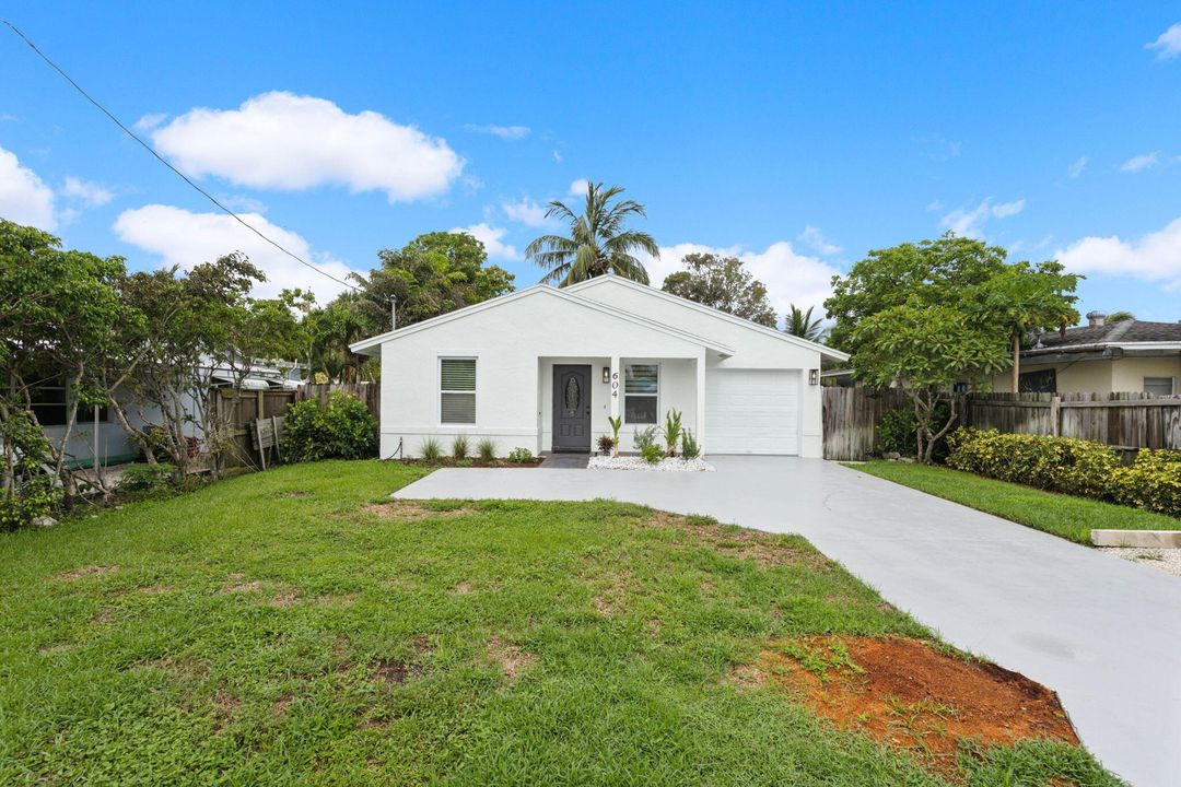 For Sale: $1,200,000 (3 beds, 2 baths, 1208 Square Feet)