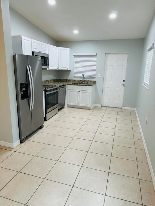 For Rent: $2,350 (2 beds, 1 baths, 1429 Square Feet)