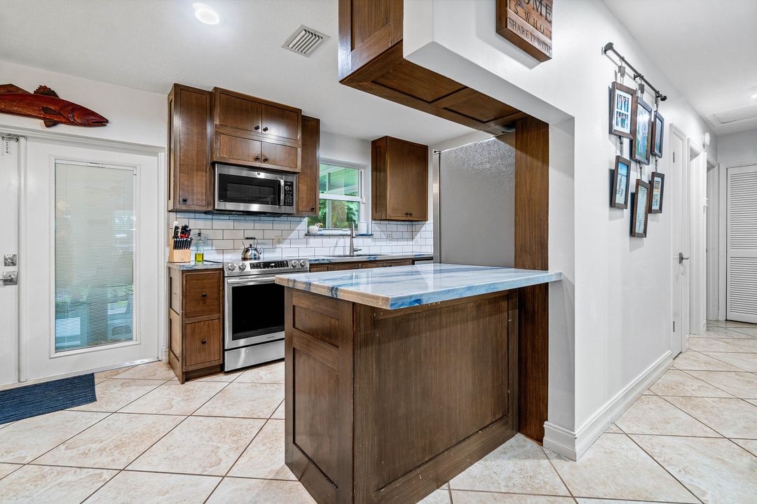 For Sale: $575,000 (4 beds, 1 baths, 1248 Square Feet)