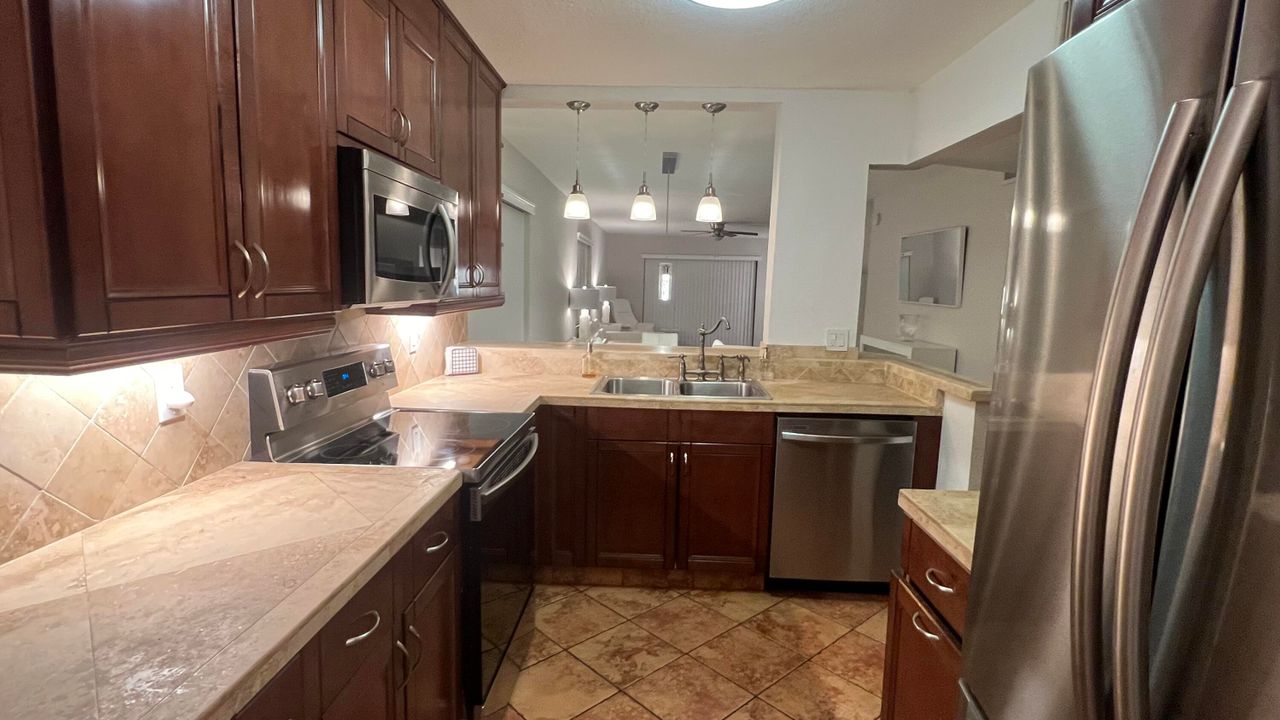 Active With Contract: $2,300 (2 beds, 2 baths, 1125 Square Feet)