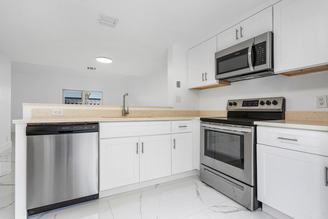 For Sale: $297,297 (2 beds, 1 baths, 1040 Square Feet)