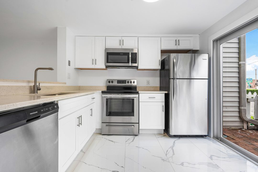 For Sale: $297,297 (2 beds, 1 baths, 1040 Square Feet)