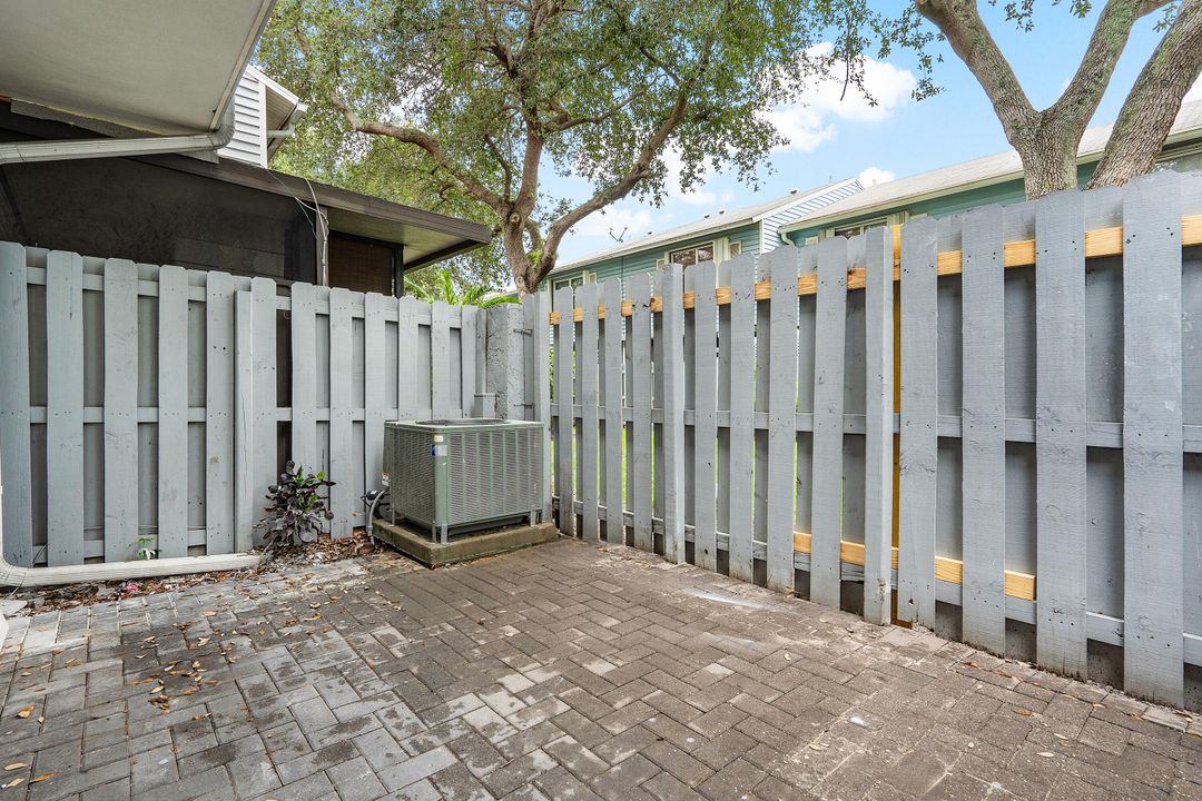 For Sale: $297,297 (2 beds, 1 baths, 1040 Square Feet)