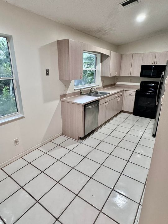 Active With Contract: $2,300 (2 beds, 2 baths, 1409 Square Feet)