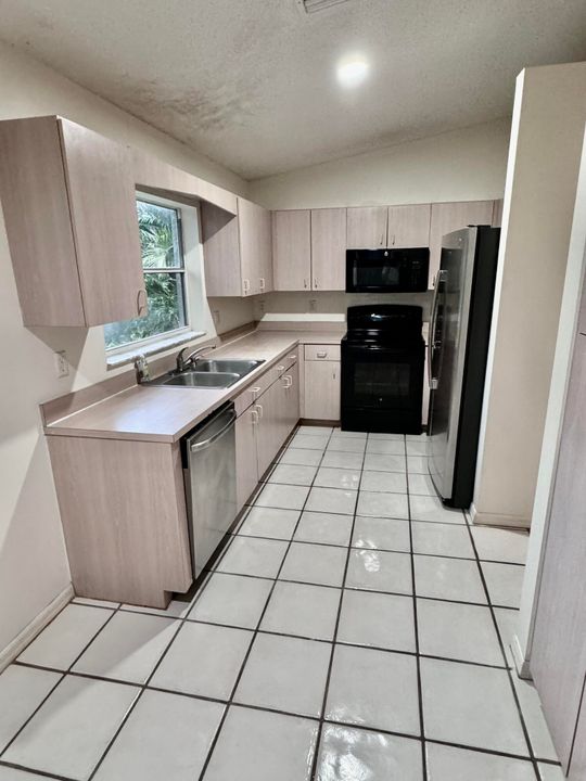 Active With Contract: $2,300 (2 beds, 2 baths, 1409 Square Feet)