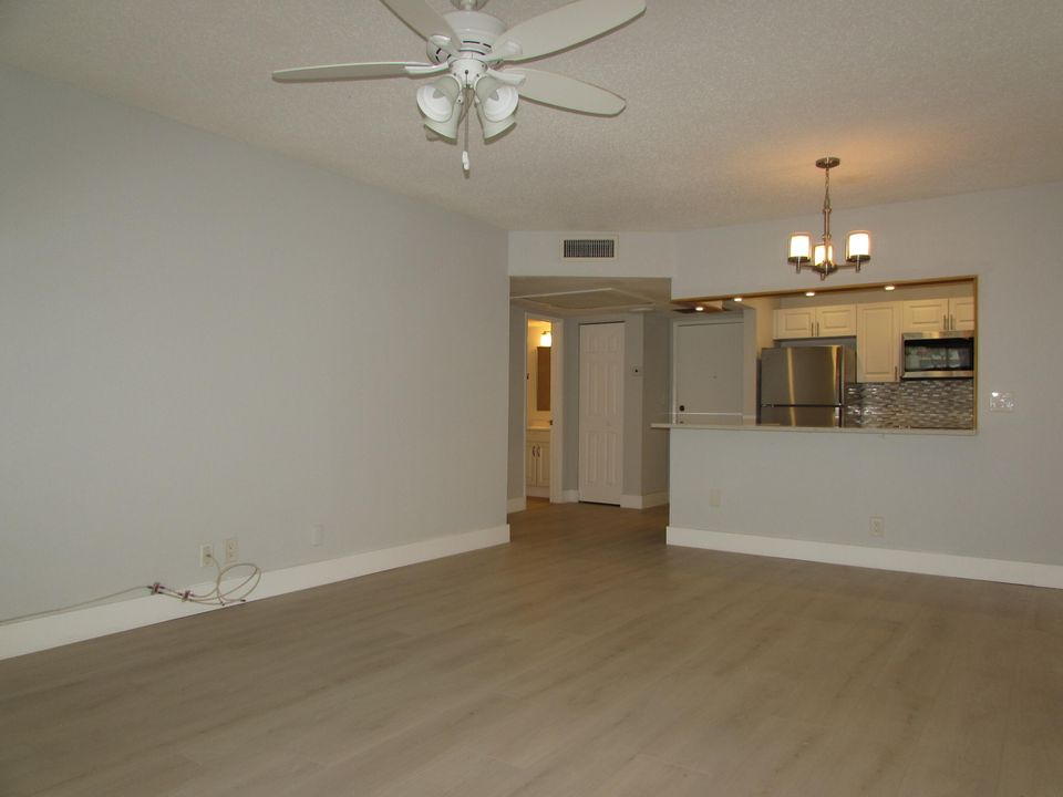 For Rent: $1,750 (1 beds, 1 baths, 678 Square Feet)