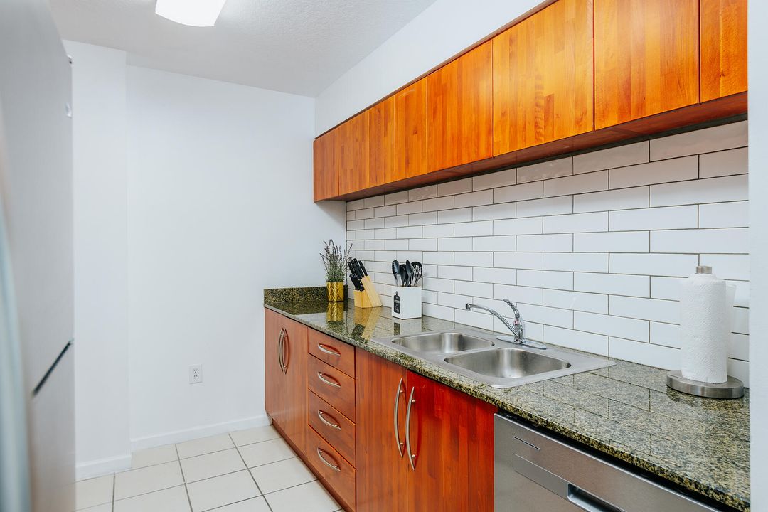 For Sale: $579,000 (1 beds, 1 baths, 825 Square Feet)