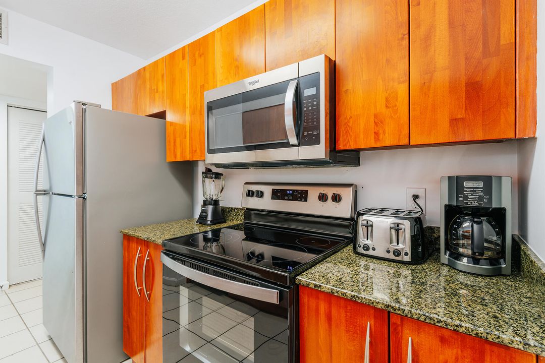 For Sale: $579,000 (1 beds, 1 baths, 825 Square Feet)