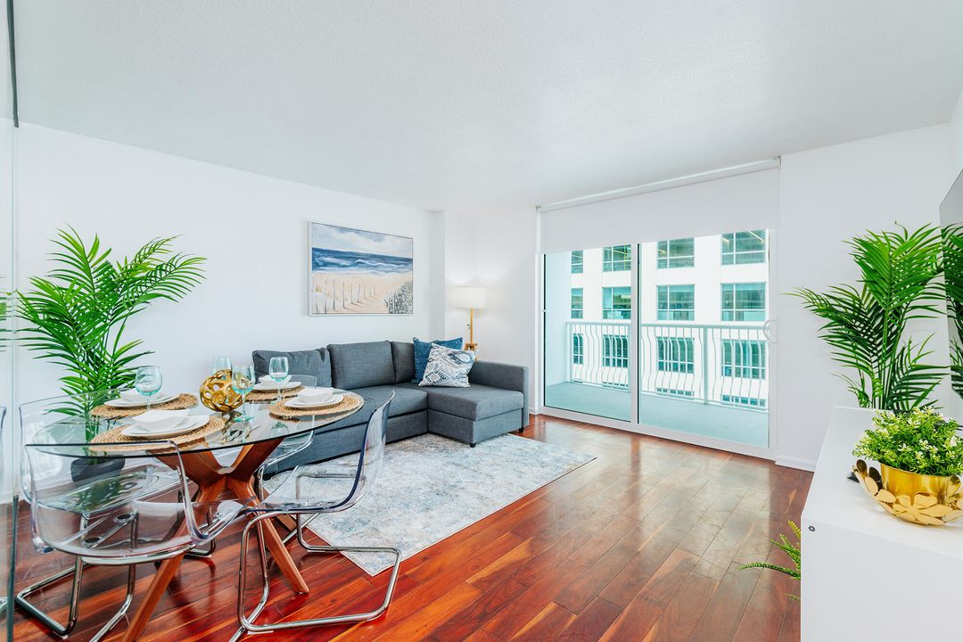 For Sale: $579,000 (1 beds, 1 baths, 825 Square Feet)