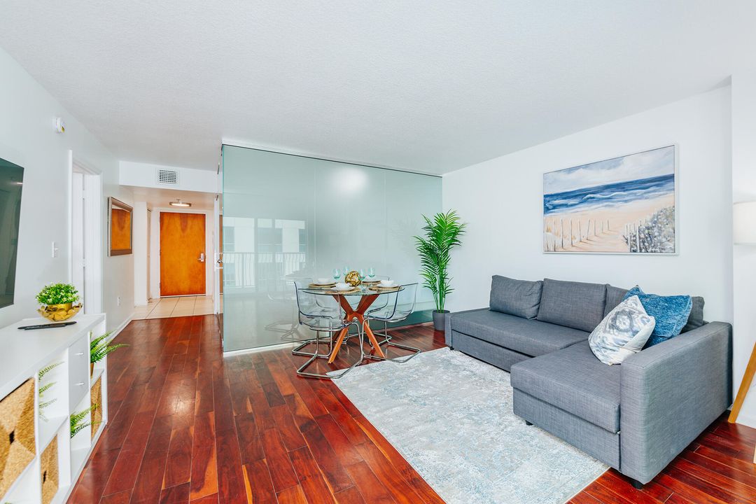 For Sale: $579,000 (1 beds, 1 baths, 825 Square Feet)