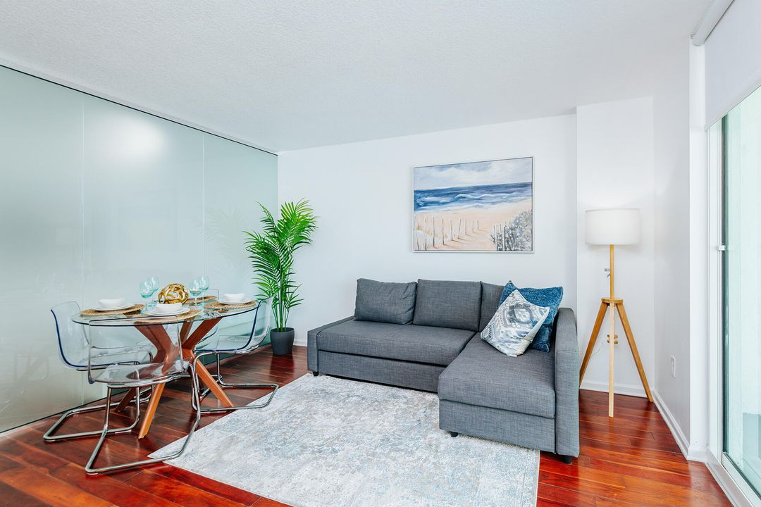 For Sale: $579,000 (1 beds, 1 baths, 825 Square Feet)