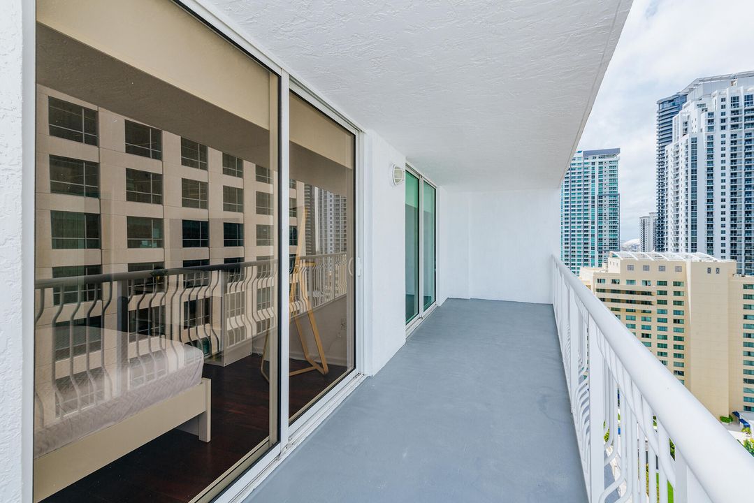 For Sale: $579,000 (1 beds, 1 baths, 825 Square Feet)