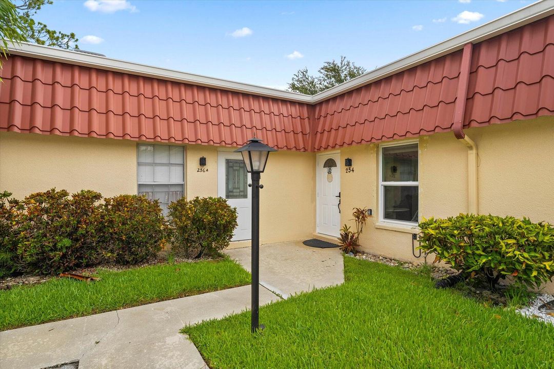 For Sale: $256,500 (2 beds, 2 baths, 941 Square Feet)