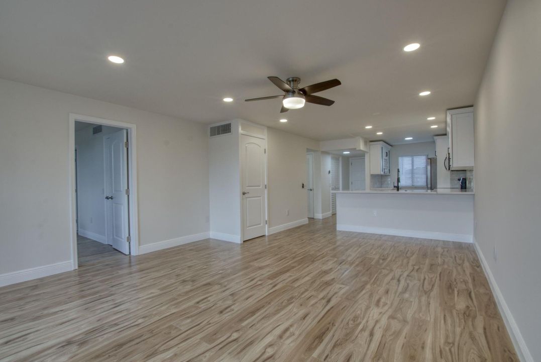 For Sale: $299,900 (2 beds, 2 baths, 978 Square Feet)