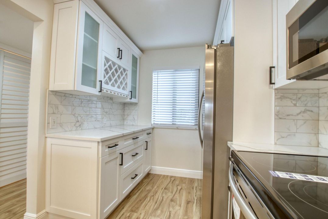 For Sale: $299,900 (2 beds, 2 baths, 978 Square Feet)