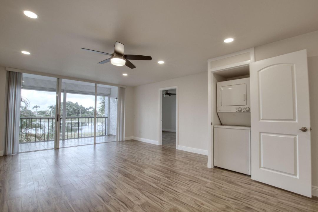 For Sale: $299,900 (2 beds, 2 baths, 978 Square Feet)