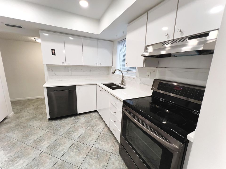 For Sale: $295,000 (3 beds, 2 baths, 1275 Square Feet)