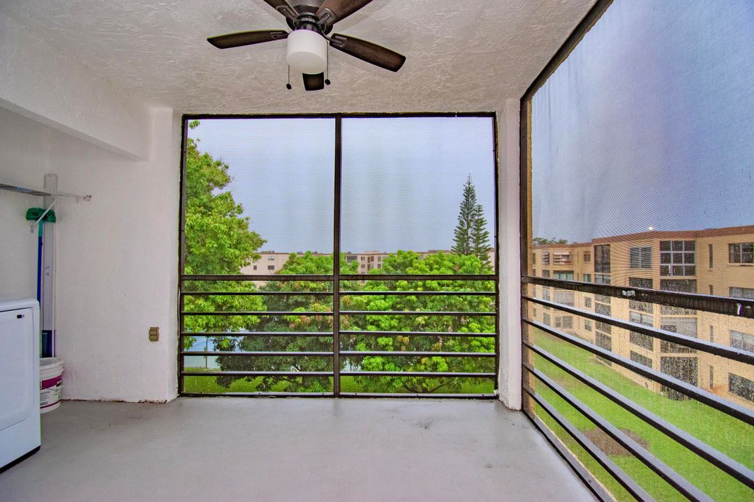 For Sale: $189,500 (1 beds, 1 baths, 741 Square Feet)