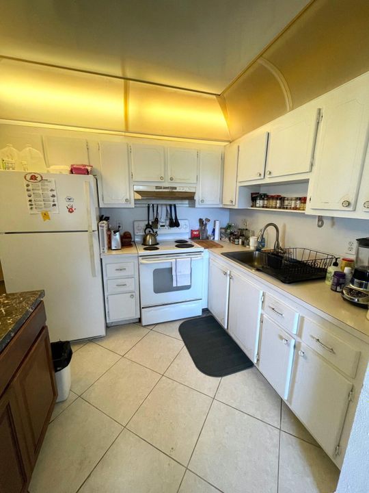 Active With Contract: $79,000 (1 beds, 1 baths, 720 Square Feet)