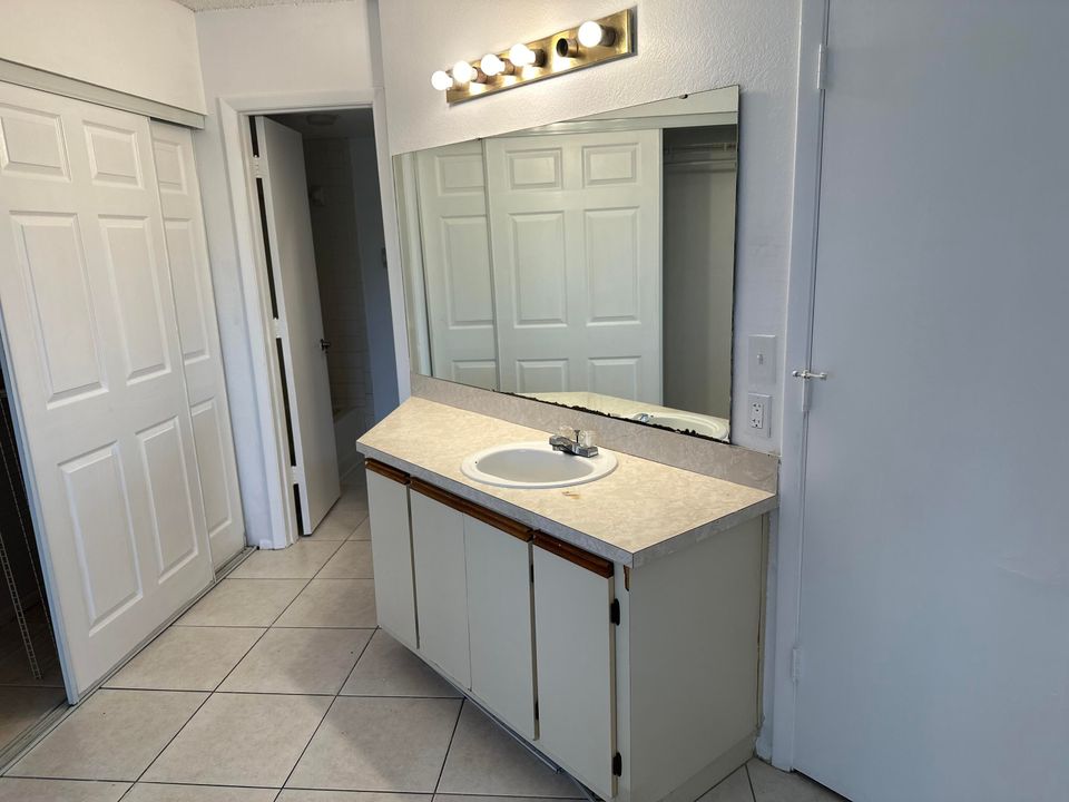 For Sale: $184,900 (2 beds, 2 baths, 886 Square Feet)