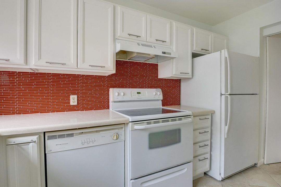 Active With Contract: $205,000 (2 beds, 1 baths, 1080 Square Feet)